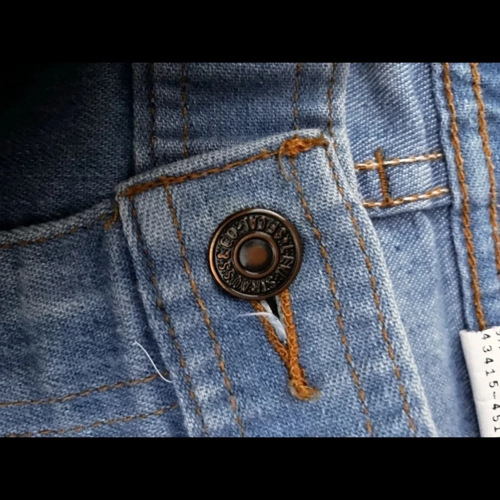 1999 Levi’s 415 light wash with creased legs 34 x 32 men’s vintage Levi’s